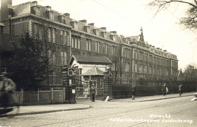 123334 Gezicht op de voorgevel van de Kazerne der Veldartillerie (Leidseweg 22) te Utrecht.N.B. De naam van de kazerne ...